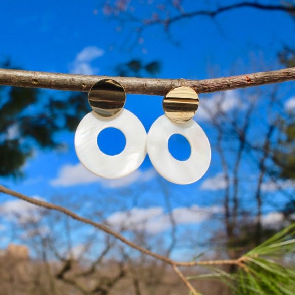 New White Circle Tortoise Shell Dangle Earrings - Picture 9 of 11